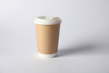 Beyaz arka planda kapaklı kağıt bardak. Tasarım için model