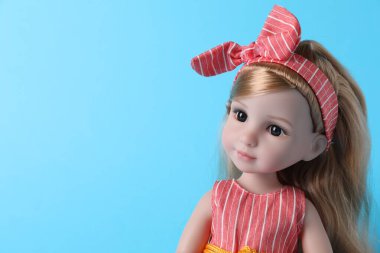 Açık mavi arka planda saç bandı olan güzel bir bebek, yakın plan. Metin için boşluk