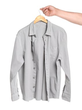 Beyaz arka planda açık gri gömlekli bir kadın, yakın plan.