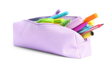 Beyaz üzerine izole edilmiş farklı kırtasiyeye sahip kalem kutusu