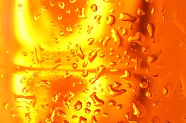 Turuncu cam yüzeye su damlaları, makro manzara