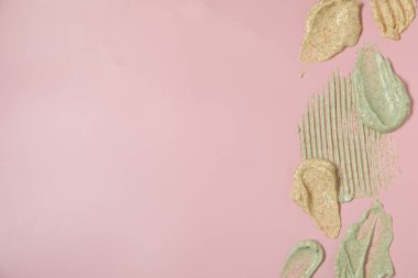 Pembe arka planda farklı vücut önlüğü örnekleri, üst manzara. Metin için boşluk