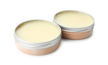 Beyaz teneke kutulardaki doğal katı parfüm.