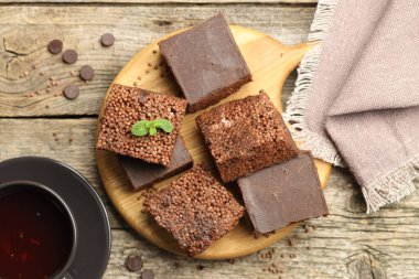 Lezzetli çikolatalı pilav çubukları ve ahşap masada çay.