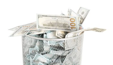 Çöp kutusundaki banknotlar beyaza izole edilmiş.