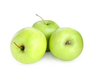 Beyaz üzerine izole edilmiş üç taze yeşil elma