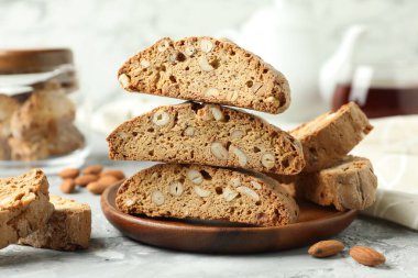 Geleneksel İtalyan badem bisküvileri (Cantucci) gri desenli masa üzerinde, yakın plan