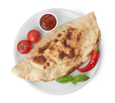 Ketçaplı leziz calzone, taze domates ve beyaza izole edilmiş kırmızı biber.