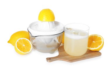 Bardakta taze limon suyu, meyve sıkacağı ve beyaz üzerine izole edilmiş meyveler.