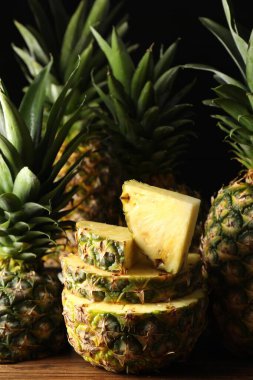 Ahşap masa üzerinde tüm ve kesme olgun ananas