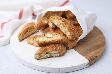 Geleneksel İtalyan badem bisküvileri (Cantucci) ışık masasında, yakın plan