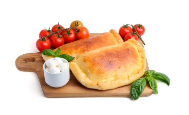 Lezzetli vejetaryen calzones, fesleğen, mozzarella peyniri ve domatesli beyaz
