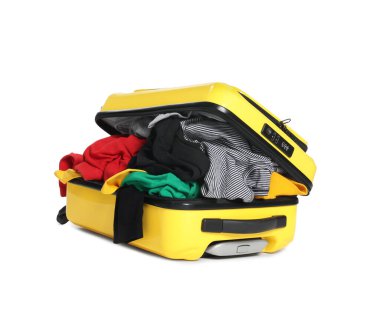 Beyaz kıyafetlerle dolu bir bavul.