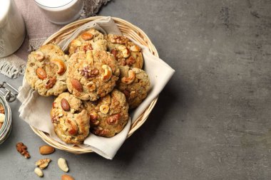 Gri masada fındıklı kurabiyeler, üst manzara. Metin için boşluk