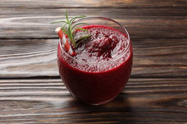 Tahta masada biberiyeli taze pancar püresi, yakın plan.