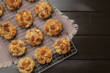 Ahşap masada fındıklı kurabiyeler, üst manzara. Metin için boşluk