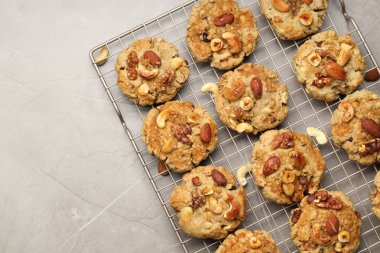 Gri desenli masada fındıklı kurabiyeler, üst manzara. Metin için boşluk