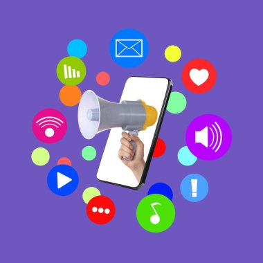 İçerik yöneticisi, yaratıcı kavramsal kolaj. Kadın elinin hoparlörü renkli arka planda cep telefonundan dışarı sarkıyor. Aygıtın etrafında farklı simgeler ve parlak noktalar