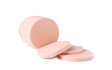 Lezzetli haşlanmış sosis parçaları beyazda izole edilmiş.