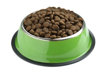 Beslenme kabının içindeki kuru yiyecek tanecikleri beyazın üzerinde izole edilmiş.