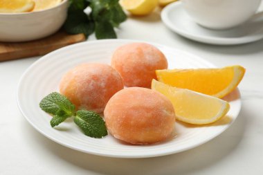 Lezzetli mochi tabağı, portakallı, limonlu ve nane şekerli, yakın plan.