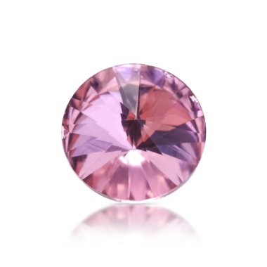 Beyaz üzerine izole edilmiş pembe parlak bir taş.