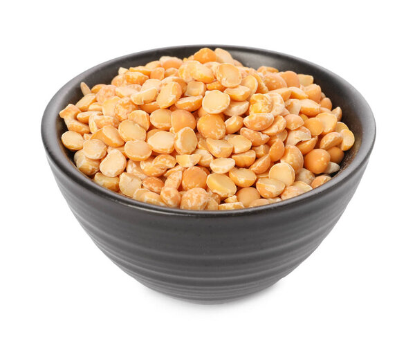 Сушеный горох в чаше изолирован на белом