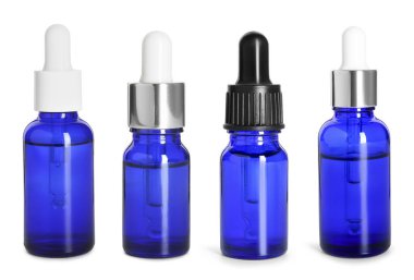 Beyaz arka planda farklı şişelerde gerekli yağlar