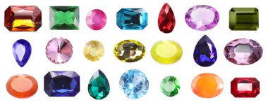 Beyaz zemin üzerinde birçok farklı parlak değerli taşlar, set