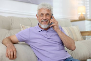 Gülümseyen kıdemli adam evde Evet