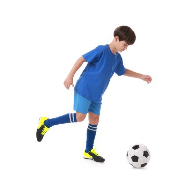 Futbol topu olan çocuk beyaz arka planda futbol oynuyor.