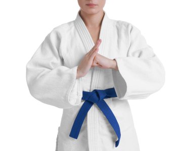 Kimonolu karate dövüşçüsü beyazlar içinde izole edilmiş, yakın plan.