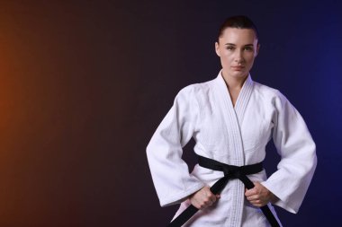 Renkli arkaplan ve metin için alan üzerine kimono karate dövüşçüsü