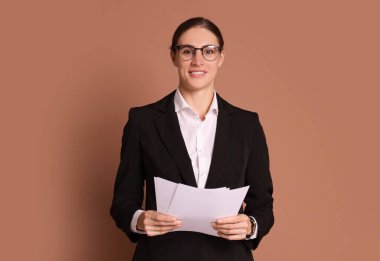 Kahverengi arkaplanda belgeleri olan bankacının portresi