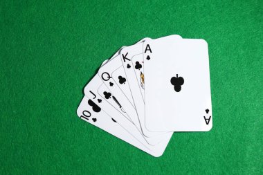 Poker oyunu. Yeşil masada kağıt oynamak, üst görünüm