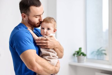 Evde küçük sevimli bebeği olan babası. Metin için boşluk