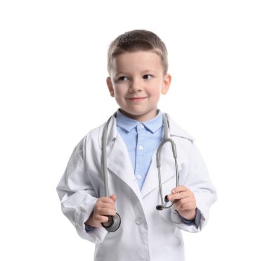 Steteskoplu küçük çocuk beyaz arka planda doktor gibi davranıyor. Geleceğin mesleğini hayal etmek