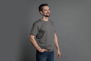 Gri arka planda boş tişörtlü bir adam. Tasarım için model