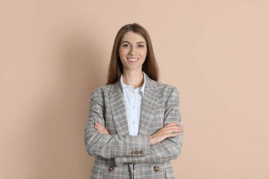 Bej arka planda gülümseyen bankacının portresi