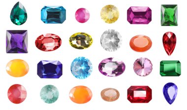 Beyaz zemin üzerinde birçok farklı parlak değerli taşlar, set