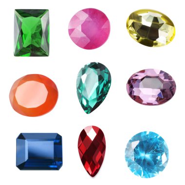 Beyaz zemin üzerinde birçok farklı parlak değerli taşlar, set