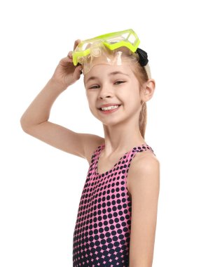 Beyaz arka planda dalış maskesi olan, plaj elbiseli mutlu bir kız.