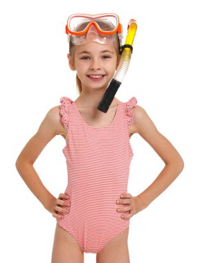 Dalış maskeli ve beyaz arka planda şnorkel takan mutlu bir kız.