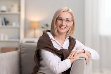 Gülümseyen orta yaşlı bir kadının portresi.
