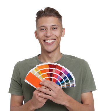 Beyaz arkaplanda renk paletleri olan genç dekoratörün portresi