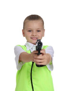 Beyaz arka planda polis gibi davranan silahlı küçük bir kız. Geleceğin mesleğini hayal etmek