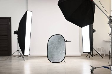 Modern fotoğraf stüdyosunda profesyonel ışıklandırma ekipmanları