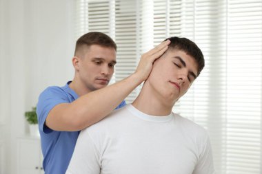 Osteopat klinikte hastayla çalışıyor. Manuel terapi.