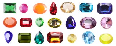 Beyaz zemin üzerinde birçok farklı parlak değerli taşlar, set