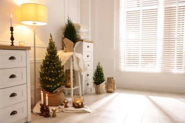 İçinde Noel ışıkları ve diğer dekorlar olan küçük ladin ağaçları. Metin için boşluk
